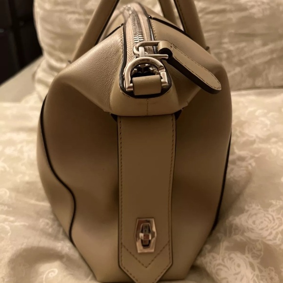 Authentic Givenchy Soft Leather Antigona Bag - Picture 4 of 6